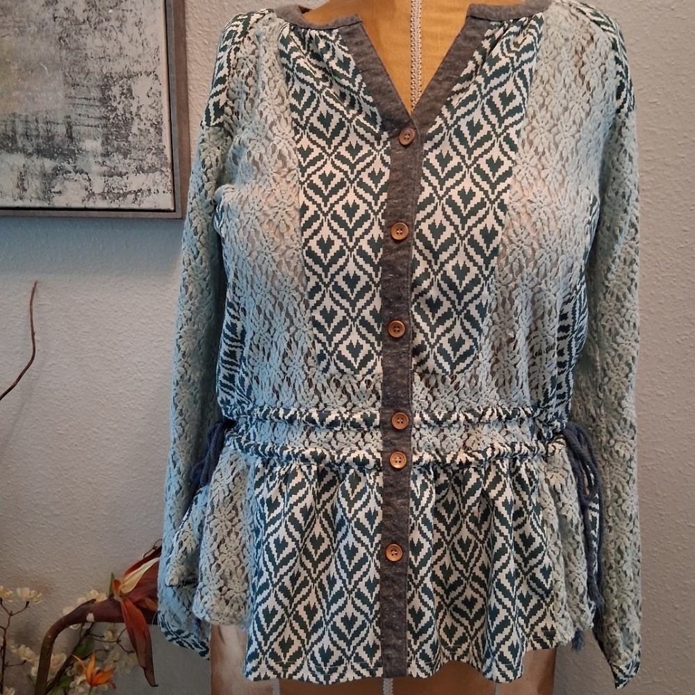Gimmicks by BKE lace /pattern button down top